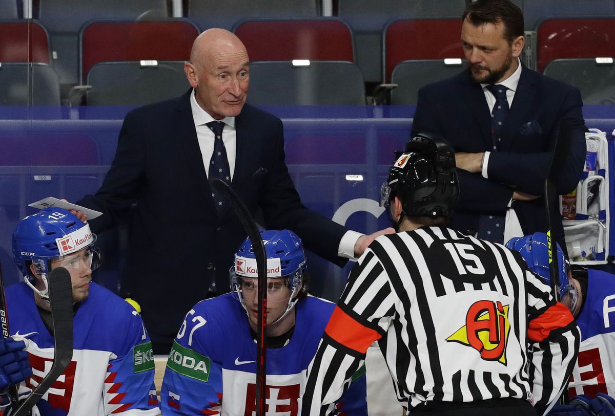 Craig Ramsay v debate s rozhodcom.