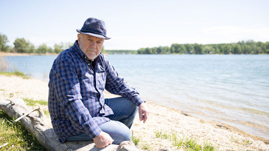 Spevák a skladateľ Peter Lipa pri jazere na...
