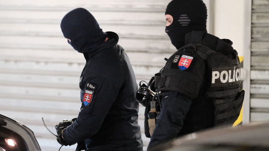 NAKA ozbrojená samopalmi zasahovala v centre Bratislavy, doprava bola paralyzovaná