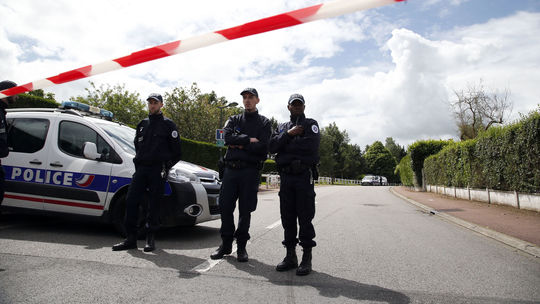 Vo Francúzsku sa v cestovnom kufri našlo telo 12-ročného dievčaťa