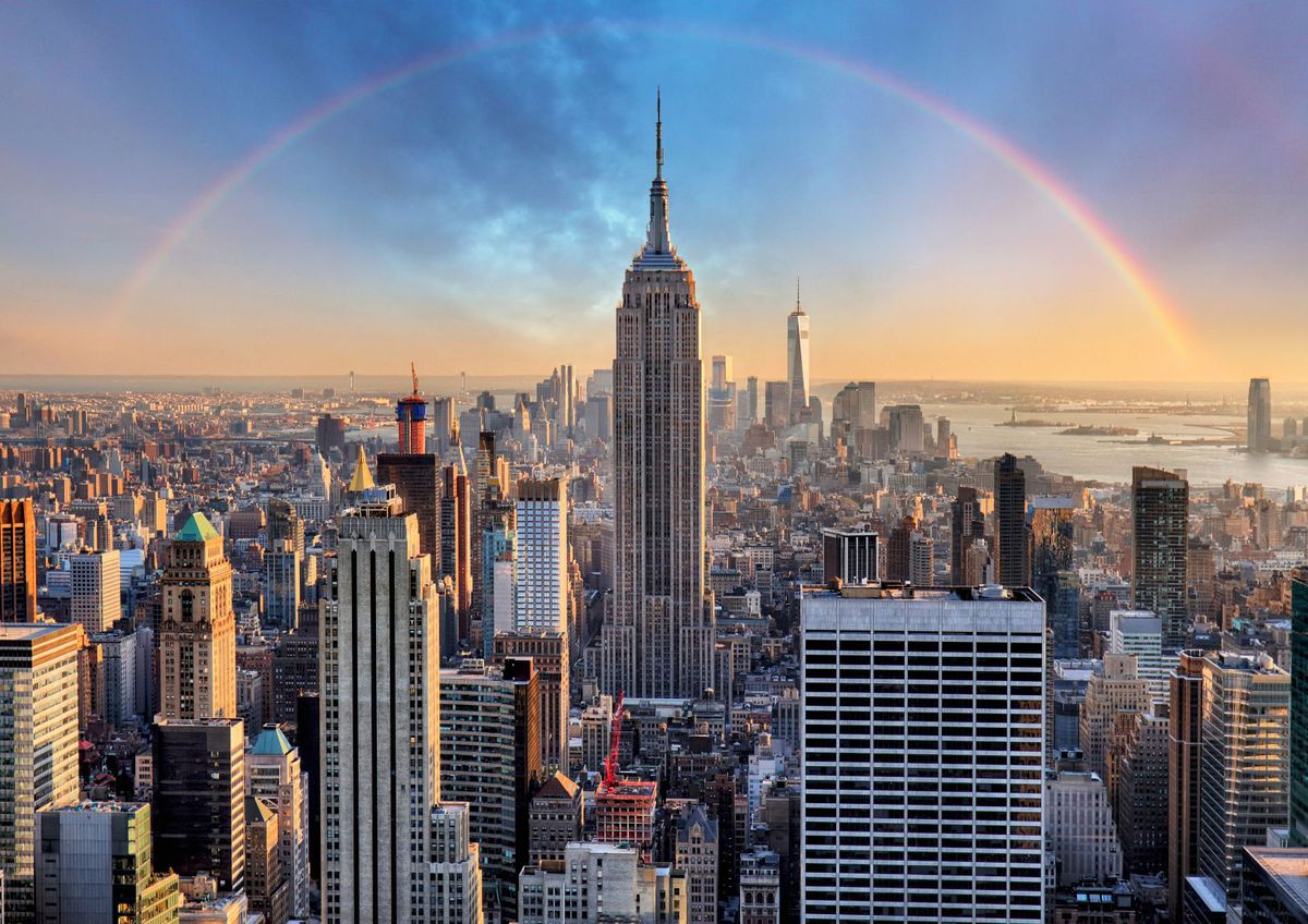 Empire State Building (v strede) v New Yorku...