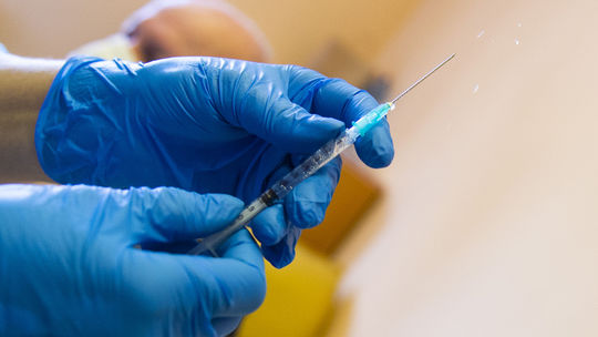 Bioetik o znevýhodnení očkovaných: Jednotlivec sa nemôže správať ako rozmaznané decko