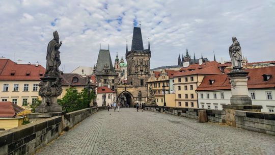 Takto vyzeral Karlov most v sobotu ráno.