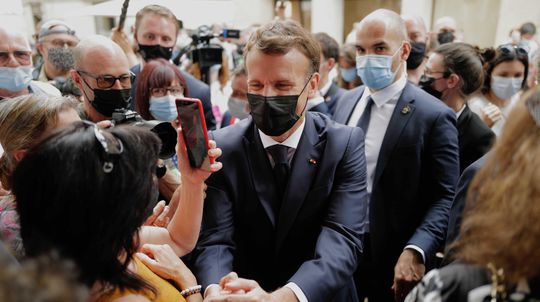 Macron dostal na stretnutí s Francúzmi facku