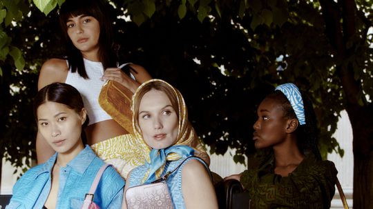 Francúzska herečka Ana Girardot (dolu v strede)...