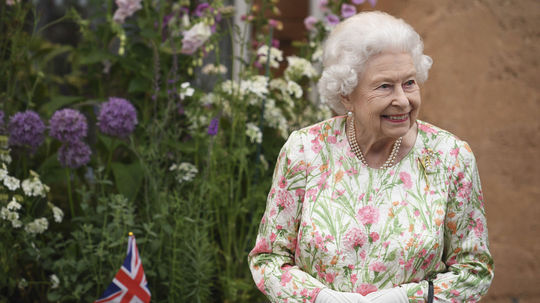 Kráľovná Alžbeta II. na večernej recepcii...