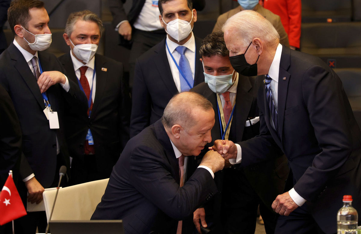 Americký prezident Joe Biden (vpravo) a turecký...