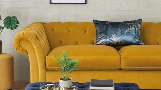 Výrazné farby v obývacej izbe, Next via PR Shots.