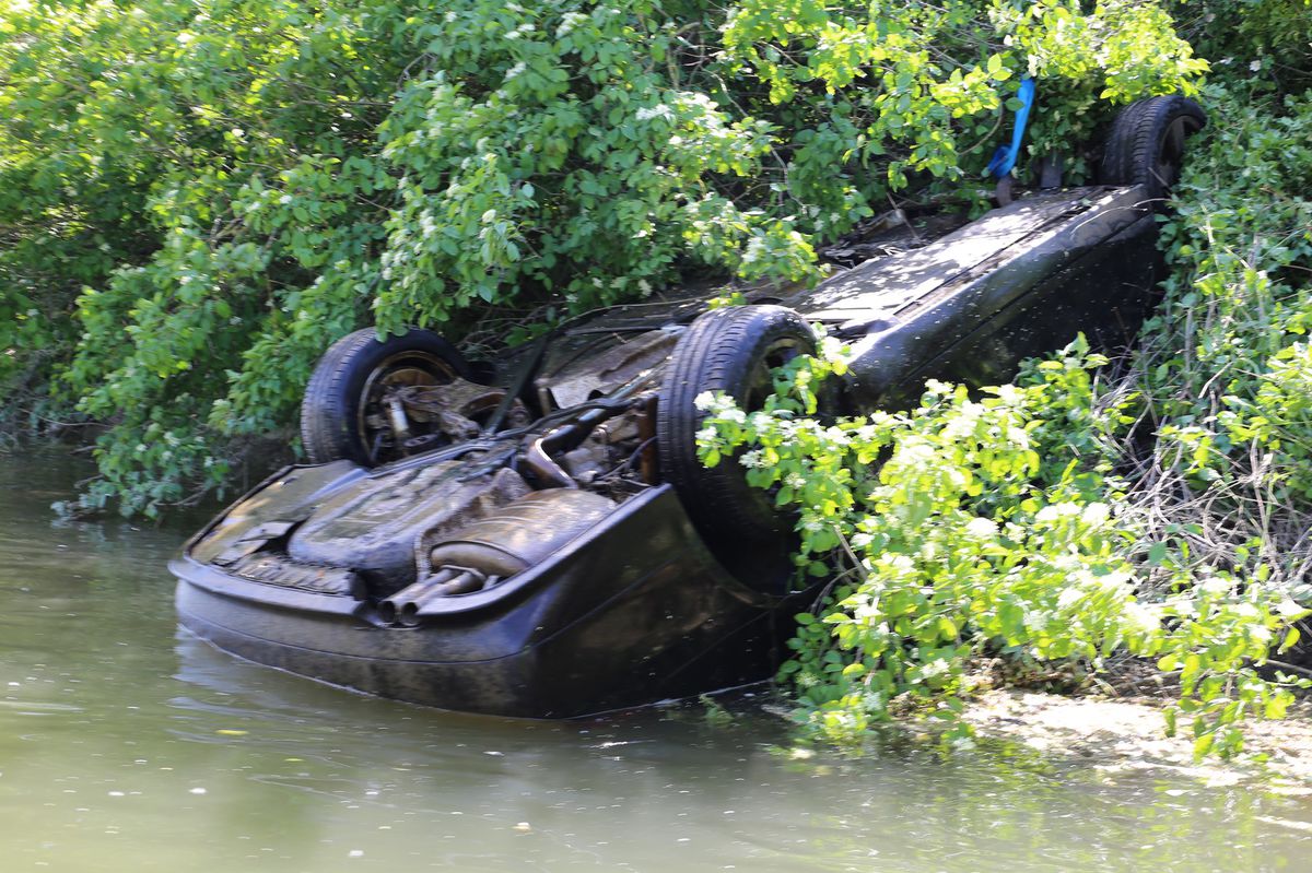 Auto sa napokon podarilo dostať na breh a...