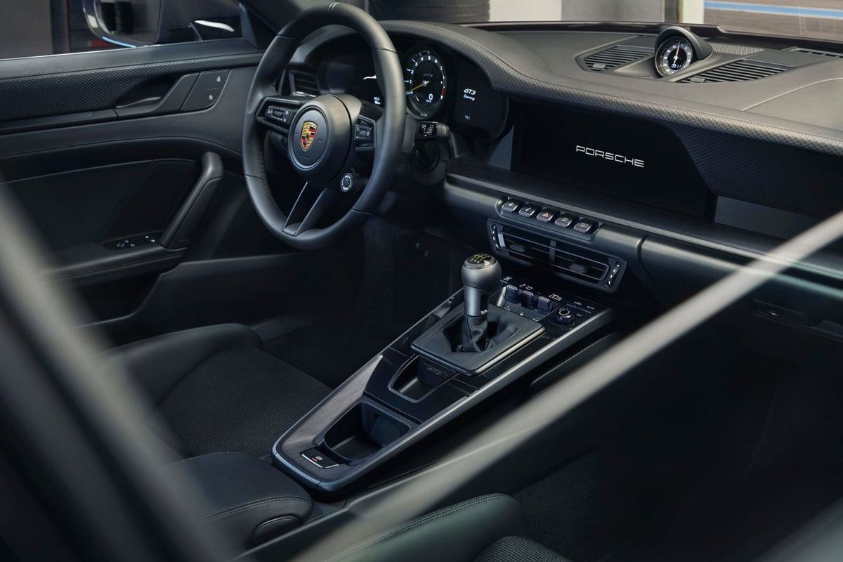 Kabína je zariadená v puristickom duchu. Platí...