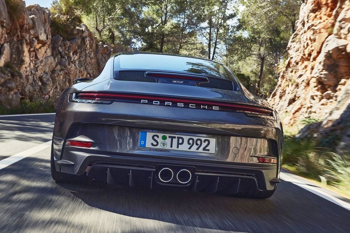 Vzadu zmizlo pevné prítlačné krídlo. Nahradil...