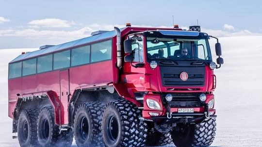 Tatra Phoenix 8x8 - Tatrabus Island 2021