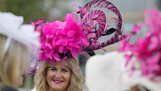 Návštevníčka počas dostihov v Ascote s nápadným...