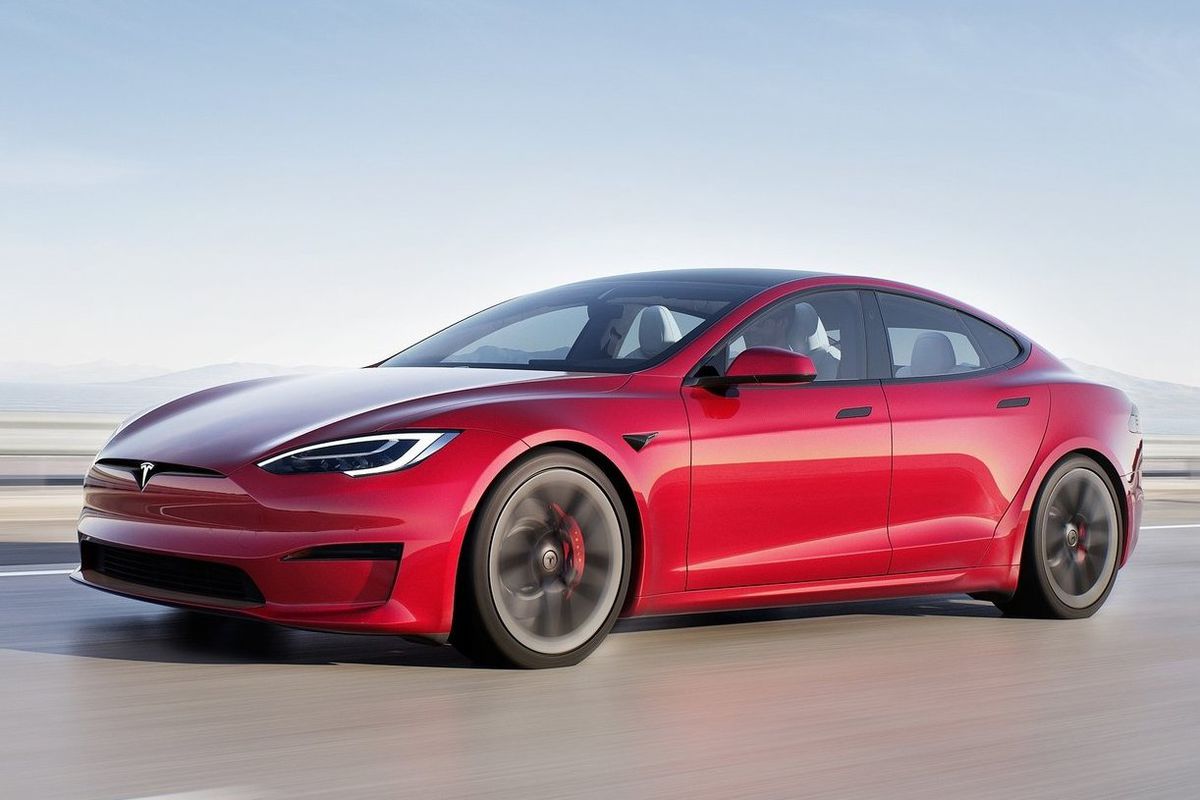 Taká Tesla S má pružnosť ako lusk, napokon, ako...