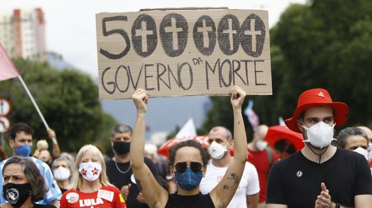 Pol milióna mŕtvych. Brazílsky prezident je horší ako vírus 