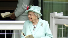 Spokojná kráľovná Alžbeta II. sa objavila na dostihoch v Ascote. 