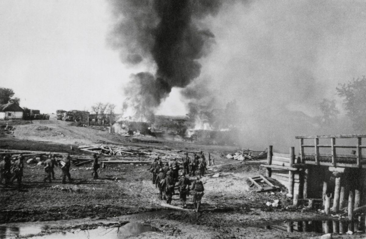 Bojmi zničený Minsk na snímke z 25. júna 1941....