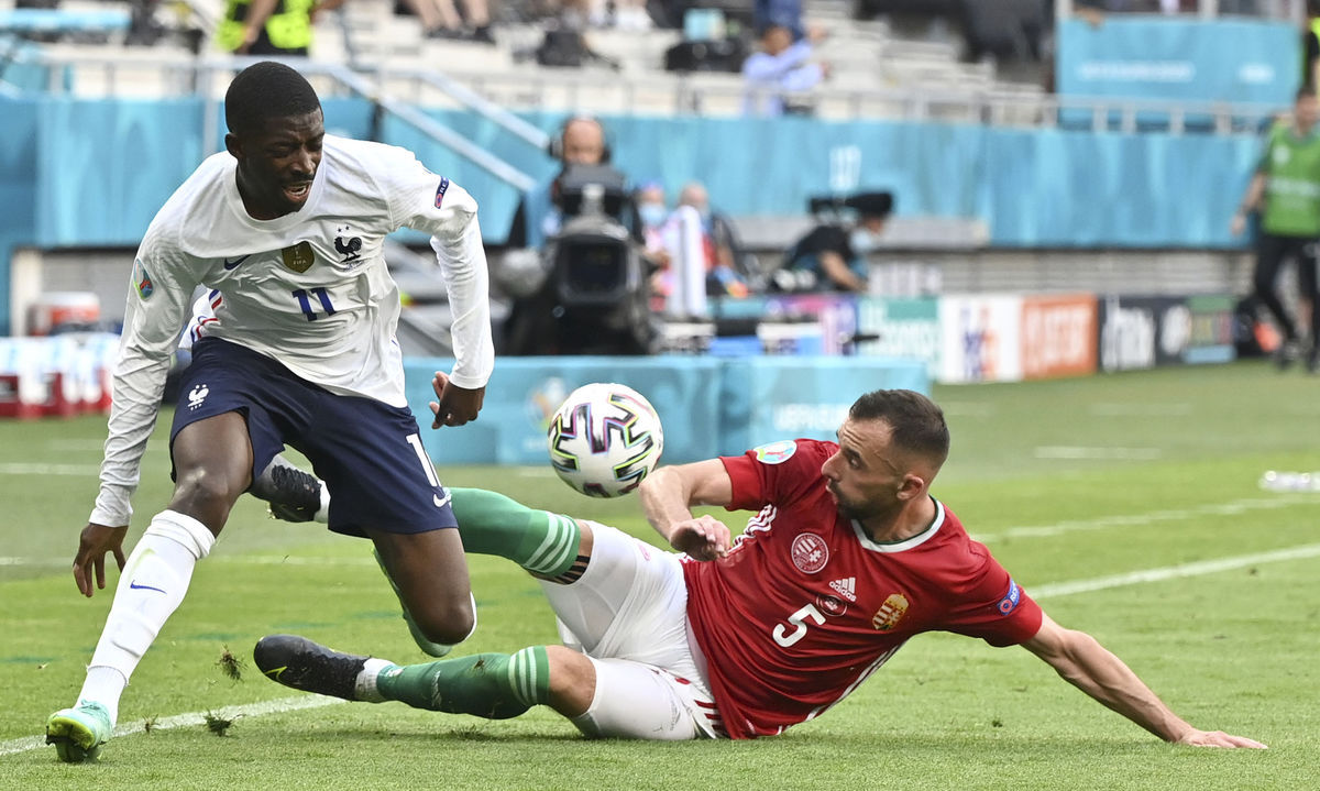 Ousmane Dembélé v súboji s Attilom Fiolom.