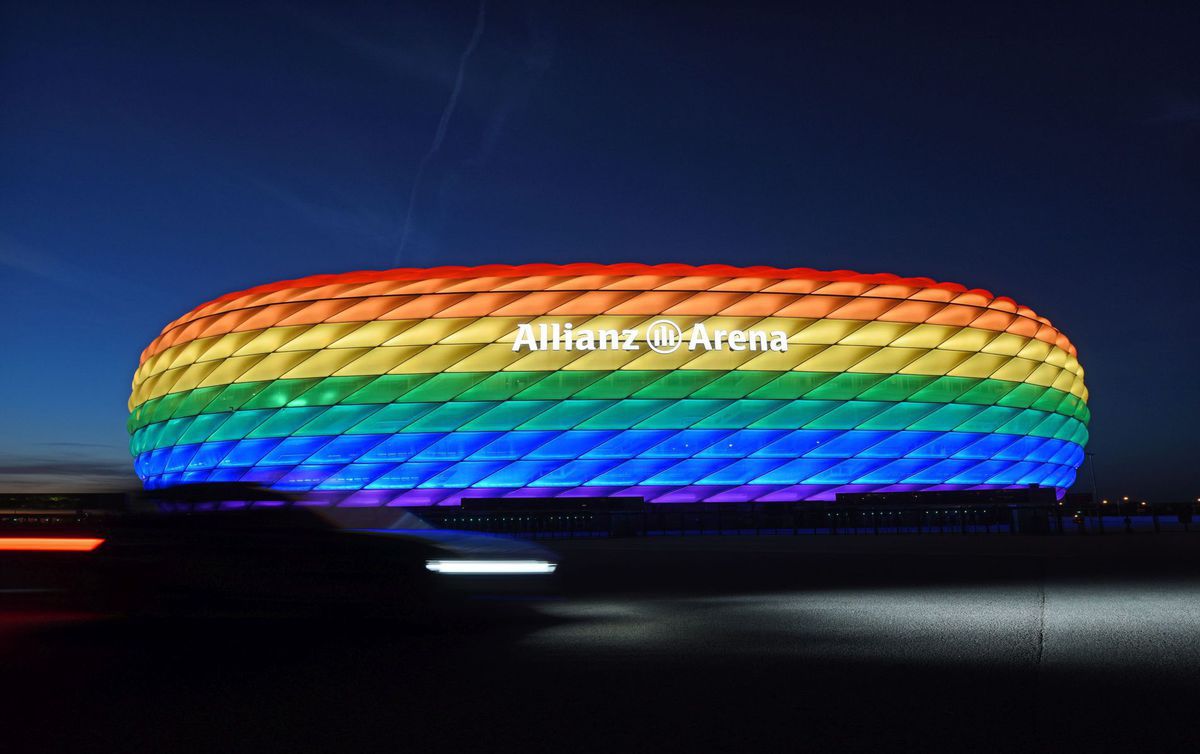 Štadión Allianz Arena v Mníchove osvetlený v...