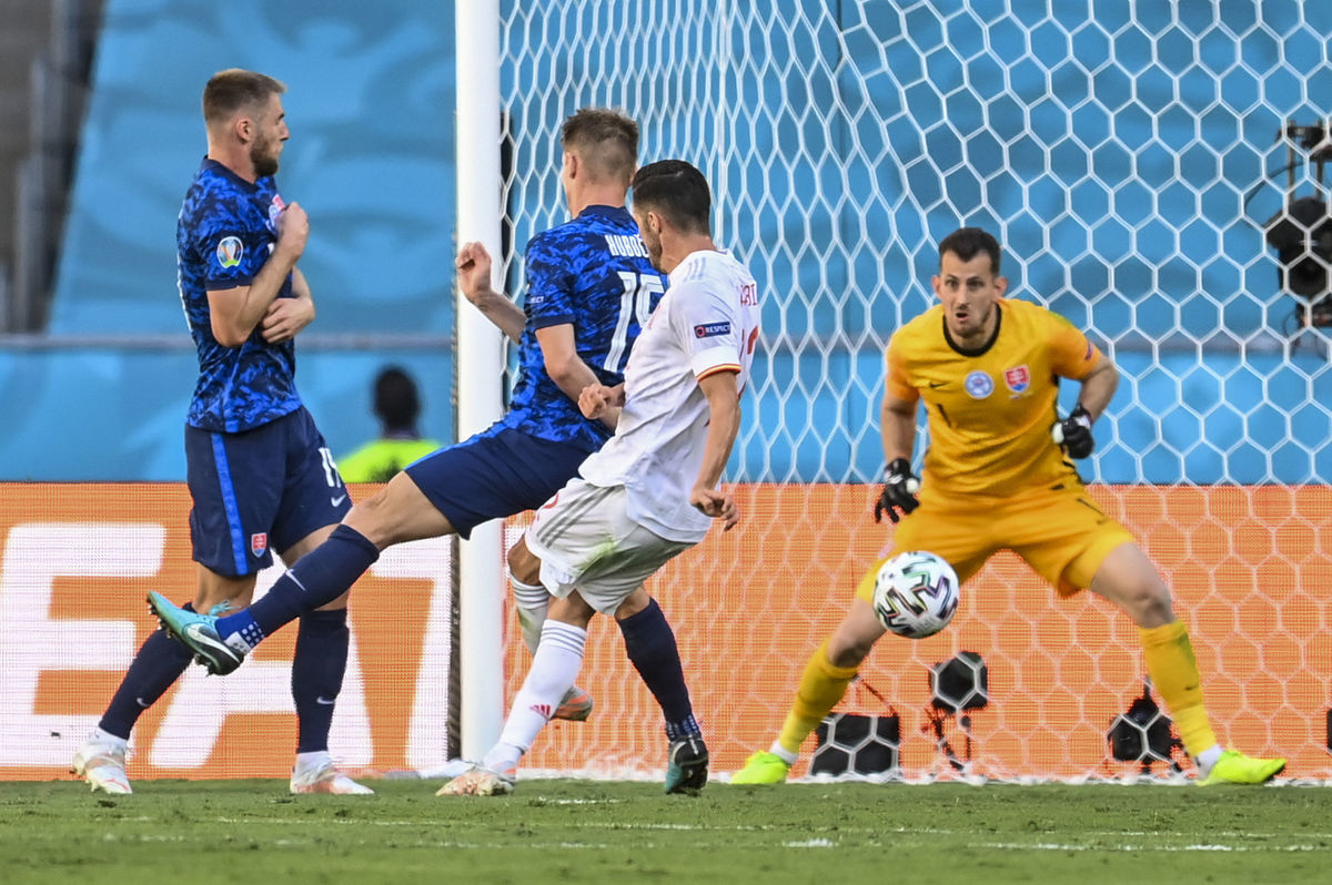 Pablo Sarabia prekonáva Martina Dúbravku.