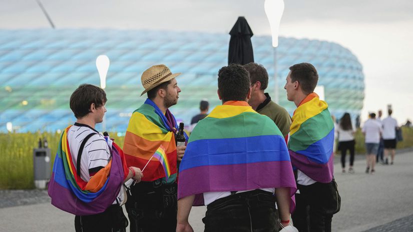 Fanúšikovia odetí do dúhových vlajok pred...