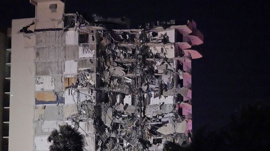Záchranné práce v ruinách budovy na Floride komplikuje oheň