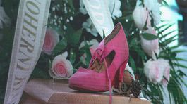 Rakvu herečky zdobila symbolicky jedna črievička. 