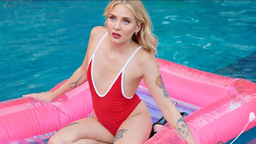 Sofia Kappel na plagáte k filmu Rozkoš (Pleasure).