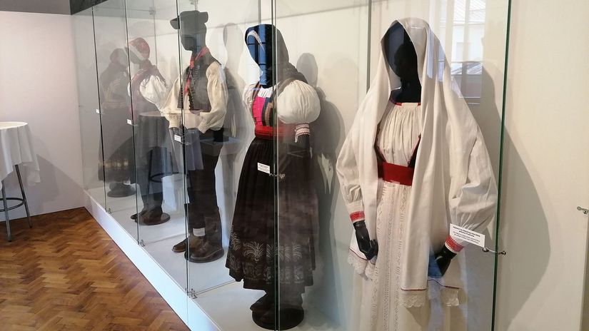 Národopisná expozícia predstavuje aj ľudový...