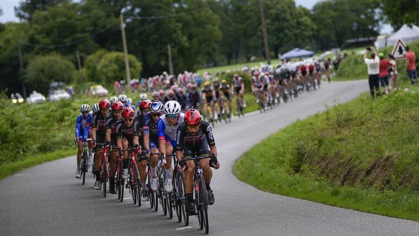 Pelotón počas tretej etapy Tour de France 2021.