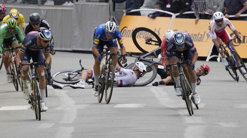 Pád Petra Sagana v tretej etape Tour de France,...