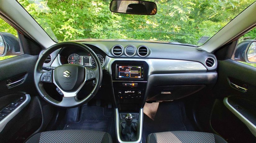 Interiér je odolný a jednoduchý, no nie...