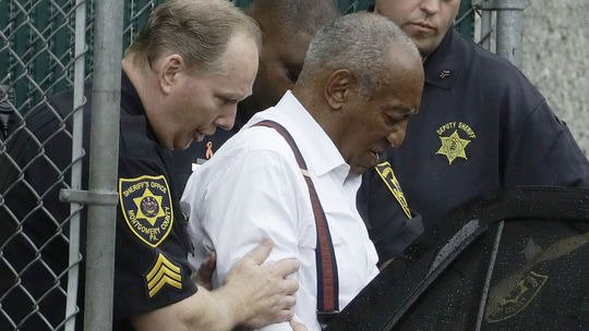 Billa Cosbyho, odsúdeného za sexuálny útok, prepustili na slobodu