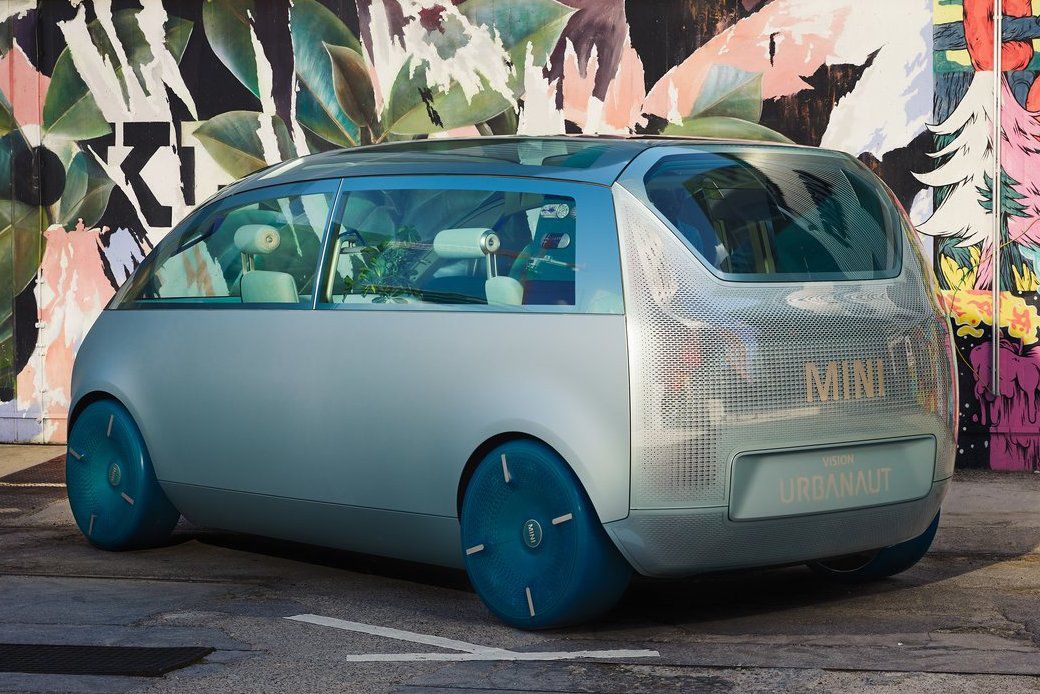Elektrický minivan má na dĺžku 4,46 metra. To...