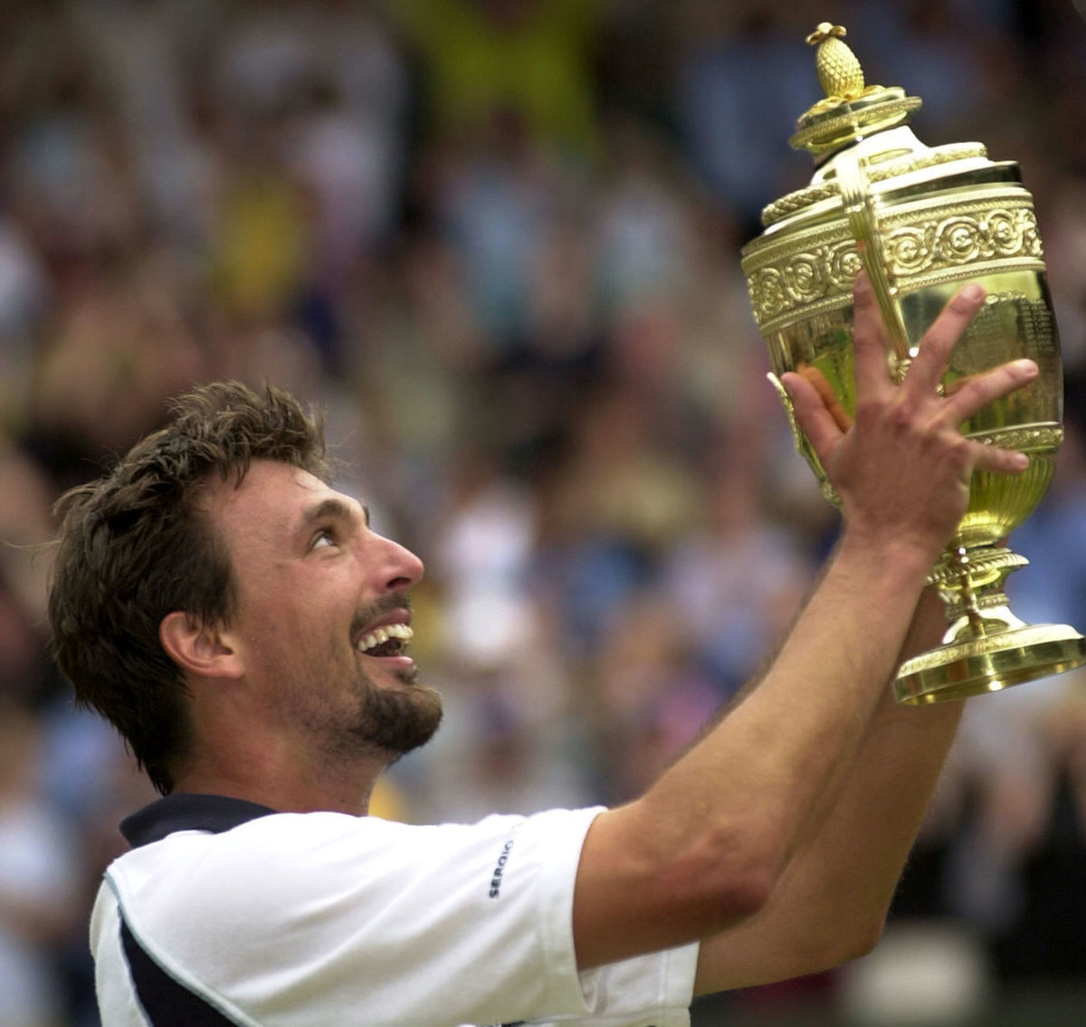 Goran Ivaniševič s wimbledonskou trofejou.