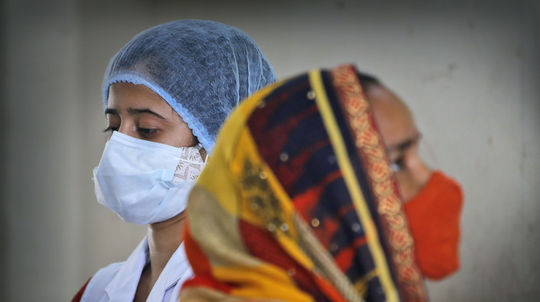 Zdravotná sestra podáva vakcínu proti...