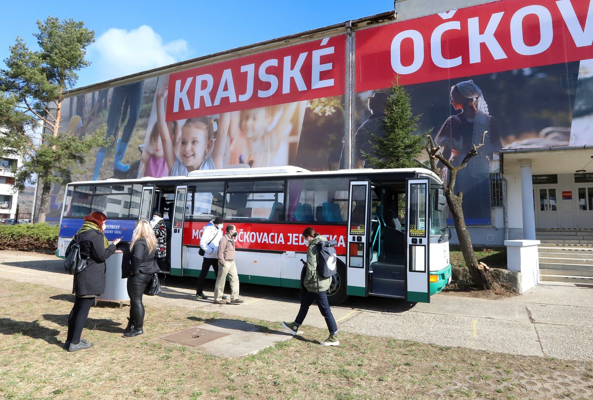 Očkovací autobus pred vakcinačným centrom v...