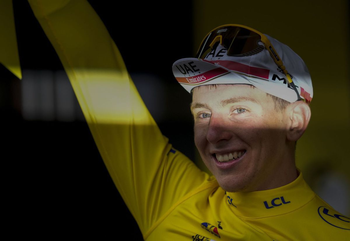 Tadej Pogačar v žltom drese lídra Tour de France.