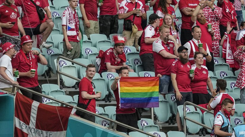 Dánski fanúšikovia s dúhovou vlajkou pred...