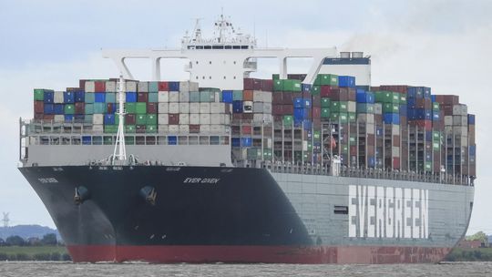 Egypt prepustí loď, ktorá blokovala Suezský prieplav