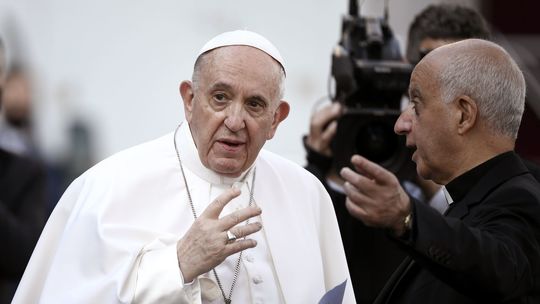 Pápež sa zotavuje, odslúžil aj omšu