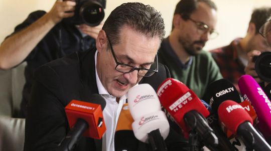 Začal sa proces s bývalým vicekancelárom a exšéfom FPÖ Strachem, čelí obvineniam z korupcie