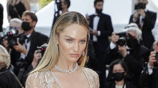 Topmodelka Candice Swanepoel vo vyšívanom...