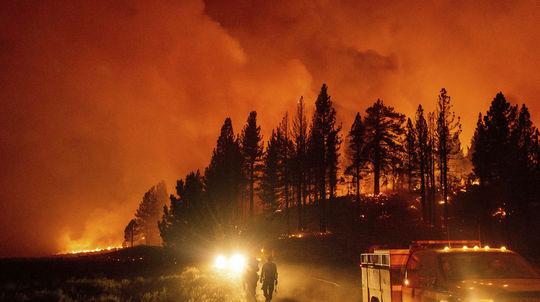 Kalifornia horí, požiare živia veľké horúčavy a sucho