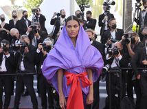 Modelka Tina Kunakey bola neprehliadnuteľná v kreácii Valentino Haute Couture.