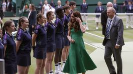 Vojvodkyňa Kate z Cambridge dorazila na Wimbledon v kreácii od Emilie Wicksteadovej. 