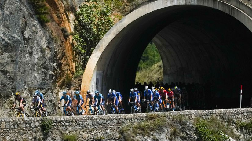 Pelotón počas sobotnej etapy v Andorre.