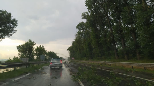 Na východe Slovenska a Gemeri vyčíňali intenzívne búrky, SHMÚ varuje pred povodňami
