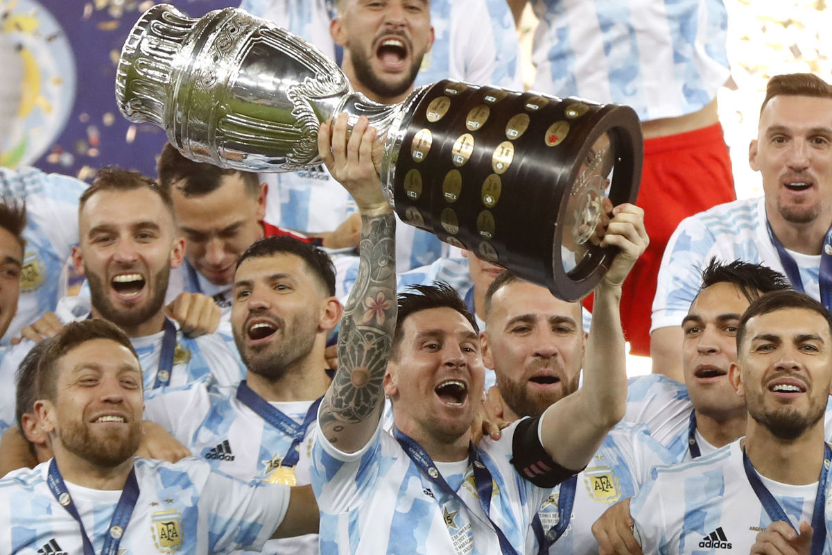 Lionel Messi a jeho spoluhráči sa tešia z...