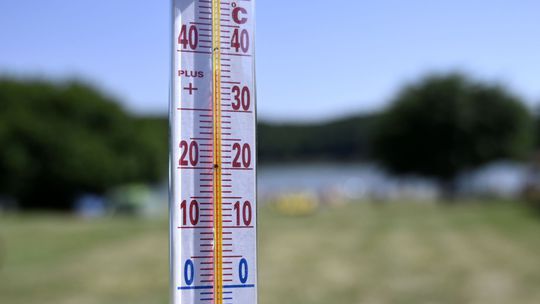 Teplota môže v niektorých okresoch dosiahnuť 35 stupňov, platia výstrahy
